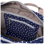 Roka Gatwick Kleine Reisetasche aus recyceltem Canvas – Marineblau gepunktet