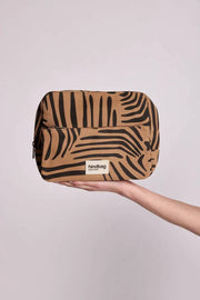 Hindbag Alix Extra große Kulturtasche – Zimt-Zebra-Braun