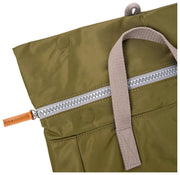 Roka Canfield B Mittelgroßer Rucksack aus recyceltem Nylon – Schnittlauchgrün