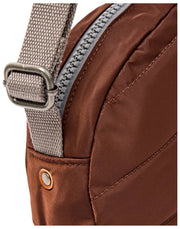 Roka Paddington Kleine Umhängetasche aus recyceltem Nylon – Rocky Road Brown