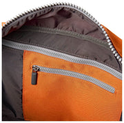 Roka Gatwick Kleine Reisetasche aus recyceltem Canvas – Atomic Orange