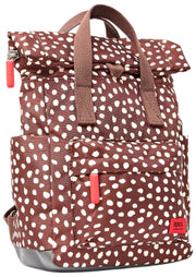 Roka Canfield B Kleiner Rucksack aus recyceltem Canvas – Brauner Fleck