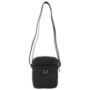 Fred Perry Kleine Seitentasche aus Crinkle-Nylon – Schwarz