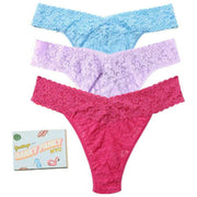 Hanky Panky Signature Lace Original Rise Matchbox 3er-Pack Tangas – Teilweise bewölktes Blau/Kühles Lavendel/Koralle