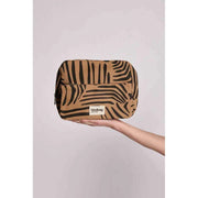 Hindbag Alix Extra große Kulturtasche – Zimt-Zebra-Braun