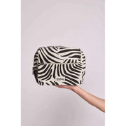 Hindbag Alix Extra großer Kulturbeutel – Ecru Zebra