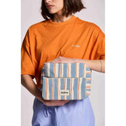 Hindbag Alix Extra große Kulturtasche – Orange/Blau gestreift