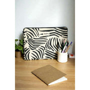 Hindbag Ava Mittelgroße 15-Zoll-Laptoptasche – Ecru Zebra