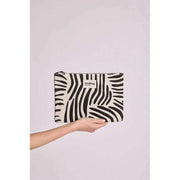 Hindbag Ema Medium Reißverschlusstasche – Zebra Creme