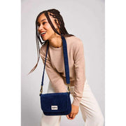 Hindbag Margault Umhängetasche – Samt Marineblau