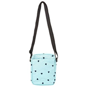 Roka Bond Umhängetasche aus recyceltem Canvas – Blau/Blaue Herzen