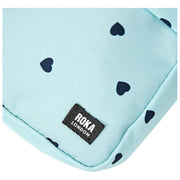 Roka Bond Umhängetasche aus recyceltem Canvas – Blau/Blaue Herzen