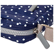Roka Bond Umhängetasche aus recyceltem Canvas – Marineblau gepunktet