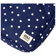 Roka Bond Umhängetasche aus recyceltem Canvas – Marineblau gepunktet