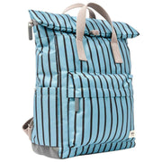 Roka Canfield B Mittelgroßer Rucksack aus recyceltem Canvas – Blau gestreift