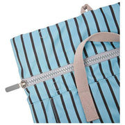 Roka Canfield B Mittelgroßer Rucksack aus recyceltem Canvas – Blau gestreift