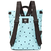 Roka Canfield B Mittelgroßer Rucksack aus recyceltem Canvas – Blau/Blaue Herzen