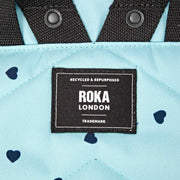 Roka Canfield B Mittelgroßer Rucksack aus recyceltem Canvas – Blau/Blaue Herzen