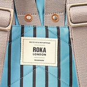 Roka Canfield B Kleiner Rucksack aus recyceltem Canvas – Blau gestreift