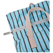 Roka Canfield B Kleiner Rucksack aus recyceltem Canvas – Blau gestreift