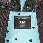 Roka Canfield B Kleiner Rucksack aus recyceltem Canvas – Blau/Blaue Herzen