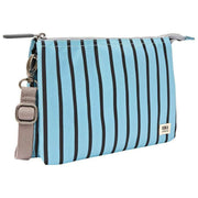 Roka Carnaby XL Umhängetasche aus recyceltem Canvas – Blau gestreift