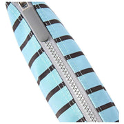 Roka Carnaby XL Umhängetasche aus recyceltem Canvas – Blau gestreift