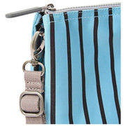 Roka Carnaby XL Umhängetasche aus recyceltem Canvas – Blau gestreift