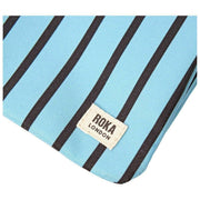 Roka Carnaby XL Umhängetasche aus recyceltem Canvas – Blau gestreift