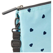 Roka Carnaby XL Umhängetasche aus recyceltem Canvas – Blau/Blaue Herzen
