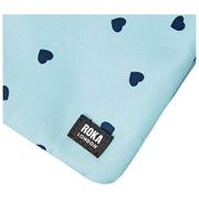 Roka Carnaby XL Umhängetasche aus recyceltem Canvas – Blau/Blaue Herzen