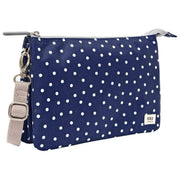 Roka Carnaby XL Umhängetasche aus recyceltem Canvas – Marineblau gepunktet