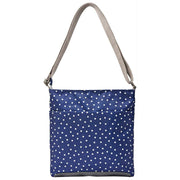 Roka Kennington B Mittelgroße Umhängetasche aus recyceltem Canvas – Navy Polka Dot