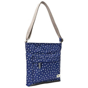 Roka Kennington B Mittelgroße Umhängetasche aus recyceltem Canvas – Navy Polka Dot