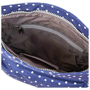 Roka Kennington B Mittelgroße Umhängetasche aus recyceltem Canvas – Navy Polka Dot