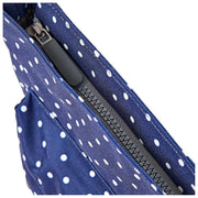 Roka Kennington B Mittelgroße Umhängetasche aus recyceltem Canvas – Navy Polka Dot