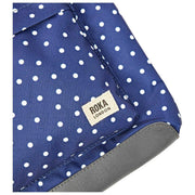 Roka Kennington B Mittelgroße Umhängetasche aus recyceltem Canvas – Navy Polka Dot