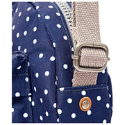 Roka Paddington B Umhängetasche aus recyceltem Canvas – Navy Polka Dot