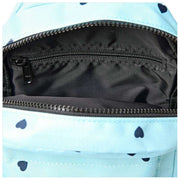 Roka Willesden B Große Umhängetasche aus recyceltem Canvas – Blau/Blaue Herzen