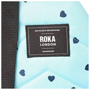 Roka Willesden B Große Umhängetasche aus recyceltem Canvas – Blau/Blaue Herzen