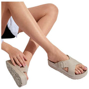 Totes SOLBOUNCE Bounce Cross Front Buckle Sandalen – Taupe Beige